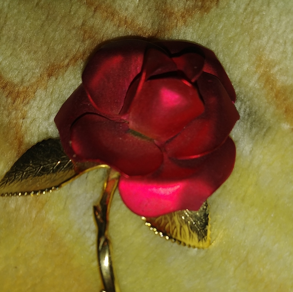 Rose broch
